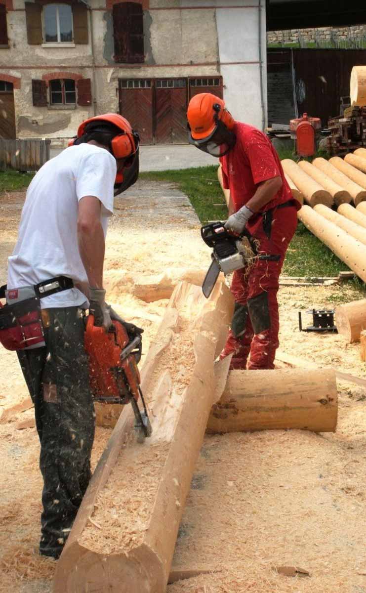 C'est avec dextérité et la précision d'un horloger que le fustier M. Julien Soguel fait l'étalage de son habilité avec une tronçonneuse.